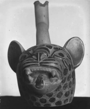 Tongefäß in Form eines Pantherkopfes