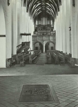 Leipzig: Thomaskirche (Langhaus von 1482-89 unter Leitung von Claus Roder, Gewölbe durch Conrad Pflüger). Innenansicht. Blick durch das Mittelschiff nach W, zur Orgel (im Vdgrd. d. Bronzeplatte über d. neuen Grabstätte Bachs)