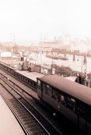 Hamburg: Hafen, Hochbahnhof, Landungsbrücke und Hafen