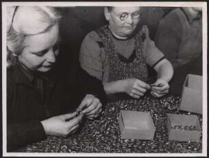 Frauen bei der Kontrolle von Kugellagern