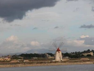 Salinen bei Trapani an der westküste, Salzgewinnung aus dem Meer mit Windmühlen