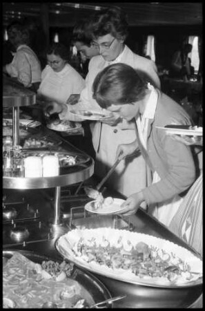 Grossenbrode: Gäste am Buffet [auf der Fähre]