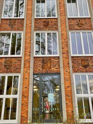 Stormarnhaus: Westfassade: Mittelteil mit Wappenfliesen von Richard Kuöhl
