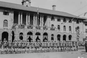 Einzug des Gouvaneur : Blick auf eine Militärparade auf dem Church Square in Pretoria