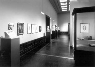 Ida von Lüttichau : Carl Gustav Carus. Natur und Idee, eine Ausstellung der Staatlichen Kunstsammlungen Dresden und der Staatlichen Museen zu Berlin ; 26. Juni bis 20. September 2009 ; die Ausstellung des Kupferstich-Kabinetts und der Galerie Neue Meister der Staatlichen Kunstsammlungen Dresden findet an zwei Orten statt: Gemäldegalerie Alte Meister ..., Residenzschloss Dresden... Raumaufnahme in der Abteilung Medizin: Porträtbüste Ida von Lüttichau von Ernst Rietschel