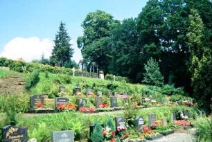 Friedhof: vorn neuere Gräber, darüber Weinhändlerfriedhof; im ausgehenden Mittelalter spielte der Weinhandel eine große Rolle im Ort