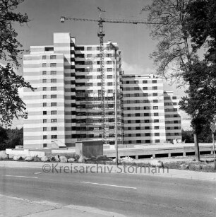 Hochhaus-Wohnanlage Neuhöfer Teich: Fertigstellung: Abbau der Gerüste, Baukran: im Vordergrund Mahlmannstraße, Bäume, Straßenlampe, Feldsteine