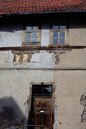 Detail der Fassade des Pfarrhauses, Haustür und zwei Fenster im OG