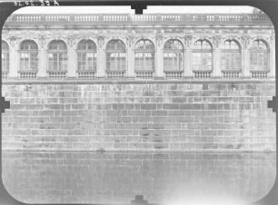 Dresden-Altstadt. Zwinger (1709-1728, M. D. Pöppelmann). Langgalerie. Ansicht über den Zwingergraben