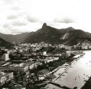 Rio de Janeiro, Brasilien. Blick vom Morro da Urca nach Westen über Botafogo gegen den Corcovado