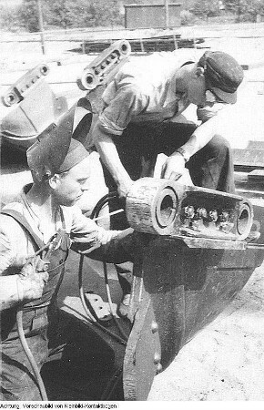 Lauchhammer? Braunkohletagebau. Arbeitsalltag, 1957/59 & Braunkohletagebau. Brigademitglieder (Bergarbeiter) diskutieren und Arbeitsalltag, 1957/59