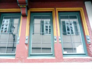 Stadtbild - Einhardshaus (1596) am Marktplatz aus Wolfstraße über Traufseite - Fenstergewände aus Holz mit Ornamentik und Farbigkeit im Detail