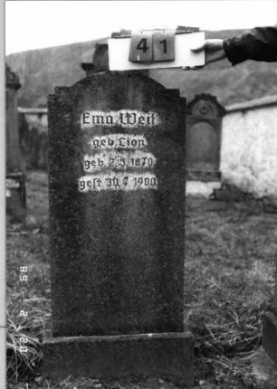 Grabstein 41 (Index: 99798328) Material: Kunststein Zustand: gut Maße HxBxT: 116x51x15 cm Beschreibung: Stele mit zweimal eingezogenem Segmentbogen, Sockel: Grabstein 41
