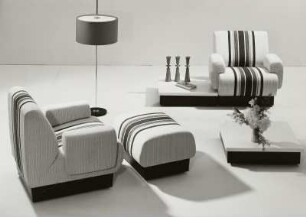 Sessel "Cobbler" (Modell 5301) : Zwei Sessel mit Hocker "Cobbler" (1973; Polstermöbelkombinat Oelsa-Rabenau (PMK)). Ansicht mit Stehlampe und Beistelltisch