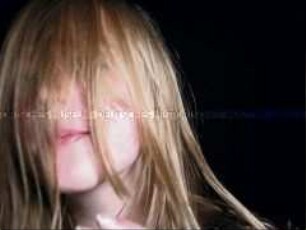 Mädchen mit Haarschopf im Gesicht (Altersgruppe SCH)