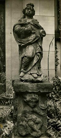 Heiligenfigur, Sandstein. Erkenbert Museum, Lichthof