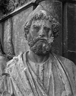 Strebepfeiler zwischem nördlichem und mittlerem Westportal — Prophet