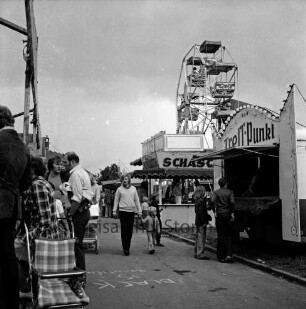 Schützenfest: Veranstalter Bürgerschützengilde von 1627 e.V. Bad Oldesloe: Volksfest bei der Schützenhalle: Sehmsdorfer Weg: Besucher zwischen Jahrmarktständen: hinten rechts Riesenrad: 28. Juli 1974