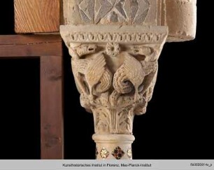 Kapitell mit Drachen und Köpfen - S18Sh67