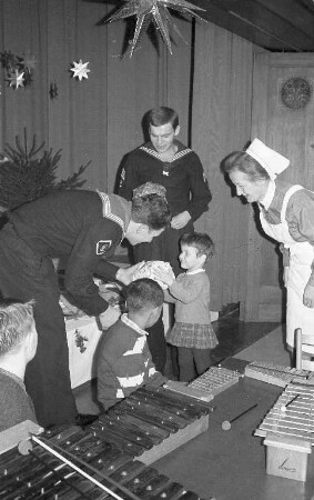 Weihnachtsbescherung der "Fregatte Karlsruhe" für die Kinder des Kinder- und Säuglingsheims in der Sybelstraße.