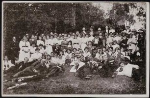 Vom Ausflug des "Lustspielvereins" Leipzig nach dem Bienitz bei Gundorf am 26.Juni 1910 : Picknick im Walde