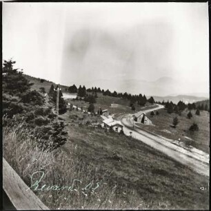 Blick vom Gipfel des Mont Revard auf die Endhaltestelle der Zahnradbahn