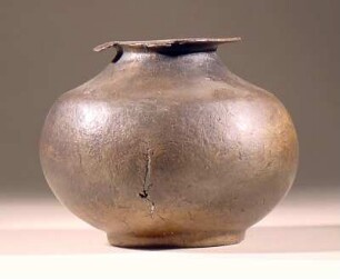 Henkelloser, bauchiger Krug