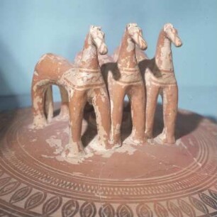 Athen, Agorá-Museum. Pyxis mit drei Terrakotta-Pferden auf dem Deckel, Mitte 7. Jh. v. Chr.