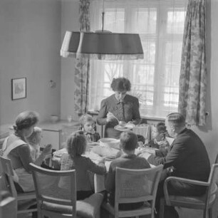 Familie beim Essen, wohl Familie von Gremmlers Verleger Hans A. Keune in Berlin