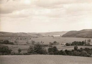 Saarland. Das Bliestal oberhalb von Blieskastel. Blick talaufwärts. Straße und Eisenbahn halten sich dicht am Rande der breiten, sumpfigen Talaue, in der die Blies mäandert