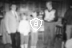 TSV: Deutsches Sportabzeichen 1986: 182 Erwerber: Übergabe des Sportabzeichens an die beiden jüngsten Erwerberinnen [Name maskiert] und [Name maskiert] durch [Name maskiert] Vorsitzenden [Name maskiert] dabei [Name maskiert]