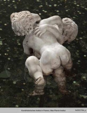 Zwei schwimmende Putten