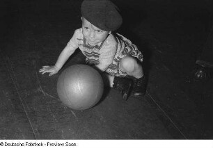 Porträt eines kleinen Jungen mit einem Ball