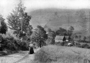 Bäuerin auf dem Weg zum Acker