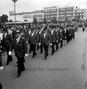 Schützen- und Volksfest: Veranstalter Heimatring und Ahrensburger Schützengilde: Umzug: Straße Reeshoop (später Manfred-Samusch-Straße): am Rathausplatz: die Ahrensburger Schützengilde marschiert, 20. August 1977