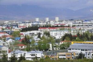 Stadtübersicht von Reykjavik Richtung Osten : Stadtübersicht der Hauptstadt Reykjavik, aufgenommen am 29. Mai 2012 von der Aussichtsplattform des Heißwasserspeichers Perlan auf dem Hügel Öskuhlid