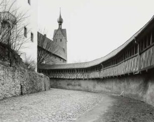 Schloss Rochsburg, Nordzwinger mit gedecktem Wehrgang