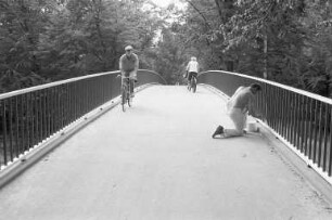 Bau der vierten Fußgängerbrücke über den Adenauerring in Höhe der Hagsfelder Allee