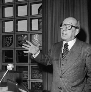 Kreistagssitzungssaal: Kreistagssitzung: Kreisrat Herbert Breede (SPD), Ahrensburg, am Präsidiumstisch