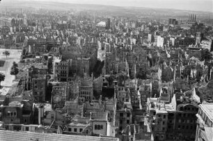 Enttrümmerung im Stadtkern : Dresden-Altstadt. Blick vom Rathausturm über Annenkirche und Kraftwerk Mitte