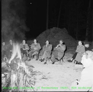 Lagerfeuer auf dem Gelände der Kernreaktor Bau- und Betriebsgesellschaft (KBB)