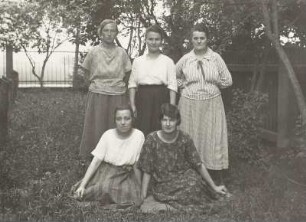 Gruppenportrait von fünf Frauen in einem Garten