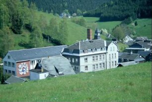 Blick auf die alte und neue Schule in der Dorfmitte
