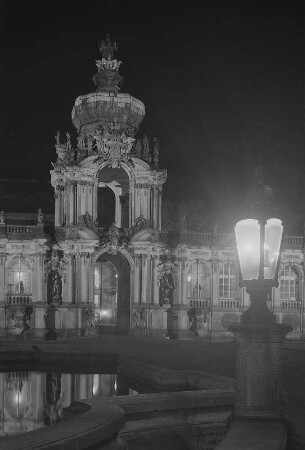 Dresden. Zwinger, Kronentor mit Langgalerien bei Nacht, Hofseite