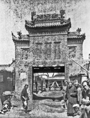 Tor im chinesischen Baustil : Ein Tor im chinesischen Baustil, vermutlich in der Stadt Ürümqi