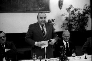 Freiburg: Kaufhaussaal, an Tischen mit Oberbürgermeister Keidel, Landrat Schill