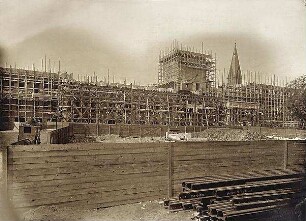 Billing, Hermann; Kiel (Schleswig-Holstein); Rathaus - Gesamtansicht mit Gerüst hinter Bauzaun