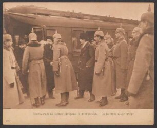 Wiederankunft der russischen Delegation in Brest-Litowsk. - In der Mitte Trotzki (Profil).