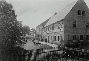 Theisewitz (Kreischa-Theisewitz), Brösgener Straße 2. Gasthof Theisewitz. Eingangsseite mit Gästegarten