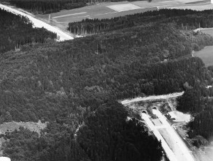 Virngrundtunnel, km 765,009 - 765,492 Rechts vorne das Betriebsgebäude